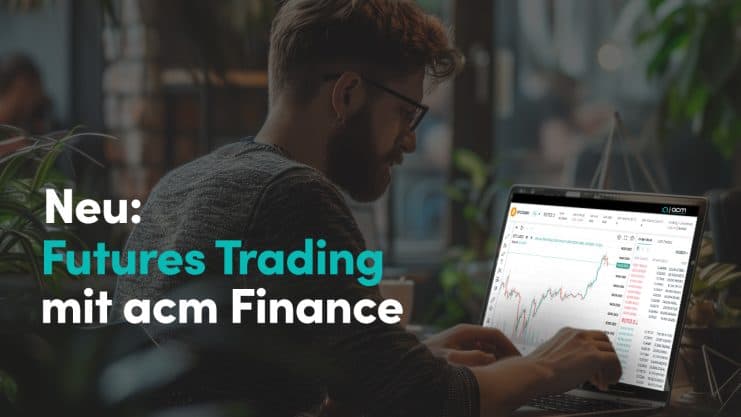 Ein Mann nutzt einen Laptop, auf dem eine Handelsplattform mit Charts von acm Finance angezeigt wird. Der Text auf dem Bild lautet: Neu: Futures Trading mit acm Finance.